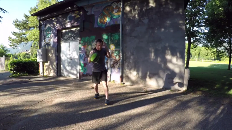 Se déplacer avec un ballon de basketball